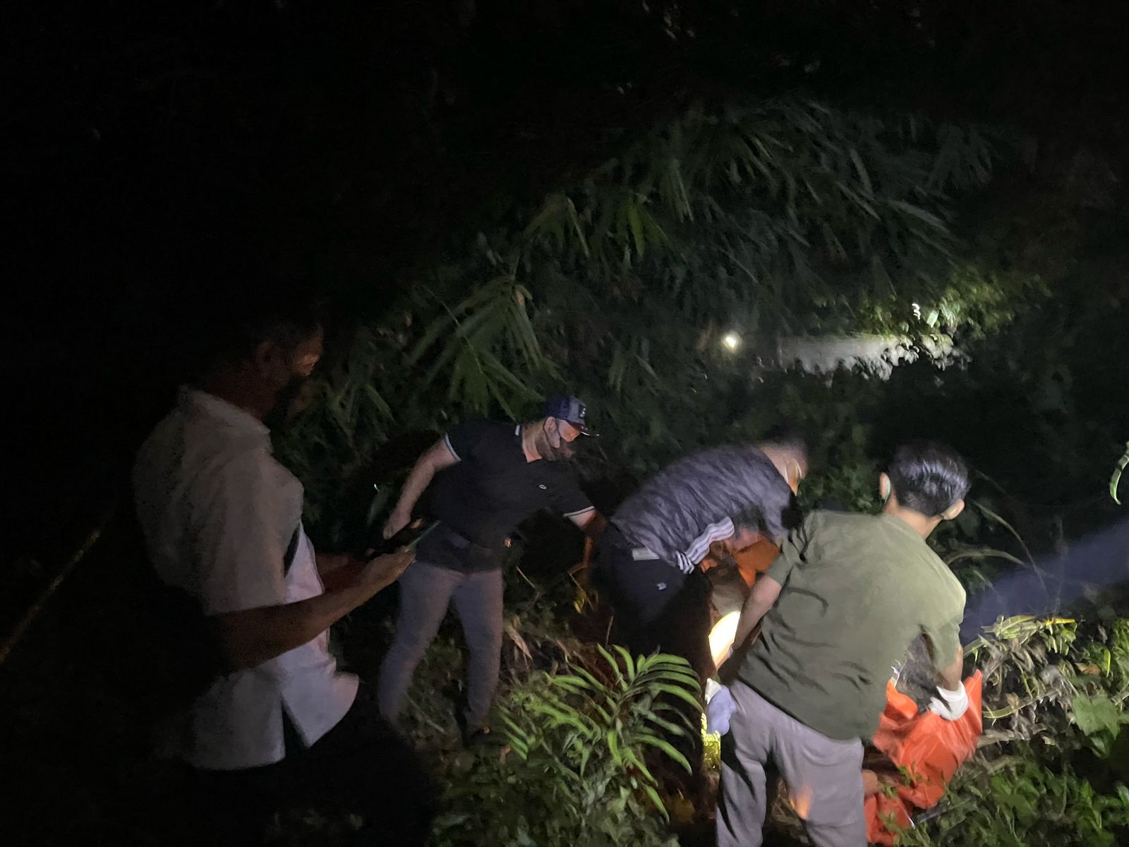 Warga Cisauk Tangerang Digegerkan Penemuan Mayat Perempuan di Semak-semak, Tangan Terborgol Polisi mengevakuasi mayat perempuan di Cisauk, Kabupaten Tangerang. (Foto/Istimewa)