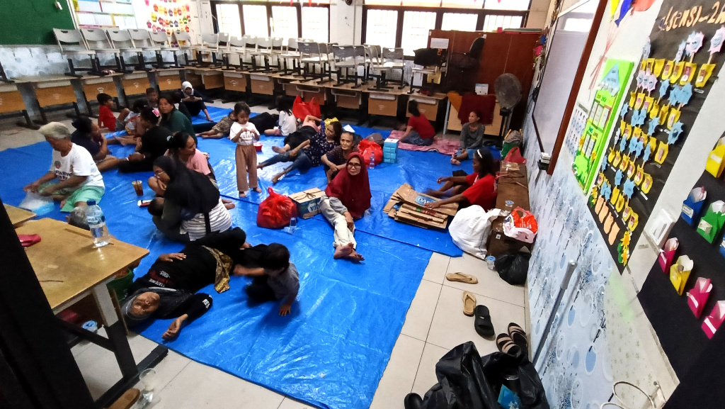 Sejumlah warga Kebon Pala, Jatinegara, Jakarta Timur mengungsi di Gedung SDN 01/02 Kampung Melayu, Jakarta, Senin (7/7/2025). (Beritanasional.com/Oke Atmaja)