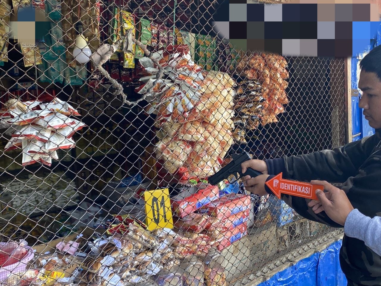 Rekontruksi kejadian penembakan di kios milik korban. (BeritaNasional/dok humas polri)