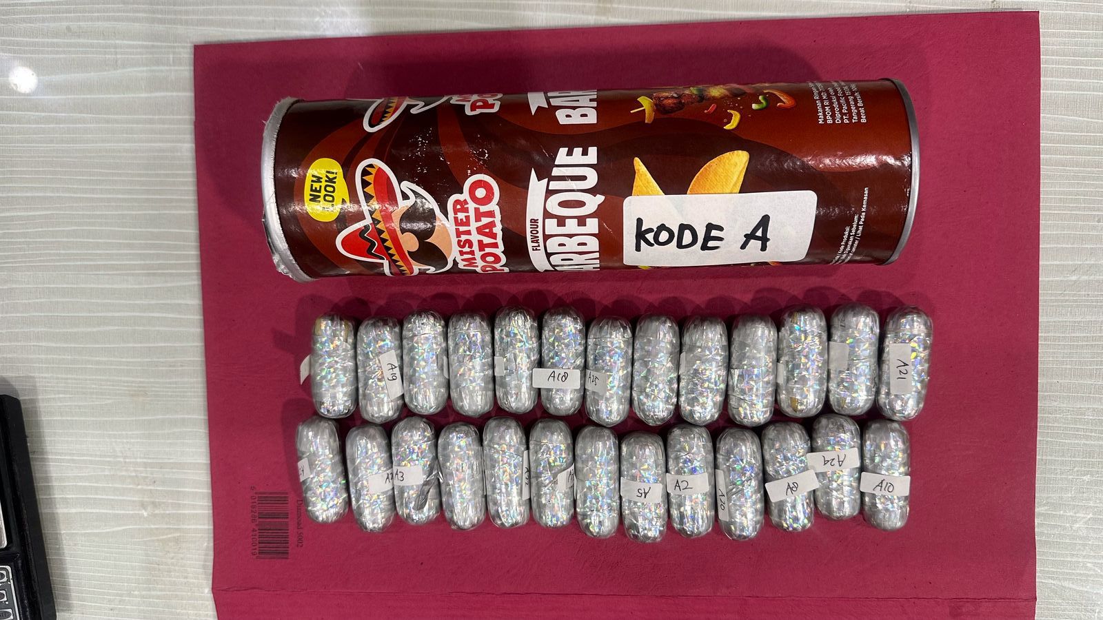Barang bukti narkotika dikemas rapi dan disembunyikan dalam kaleng makanan ringan. (BeritaNasional/Bachtiarudin)