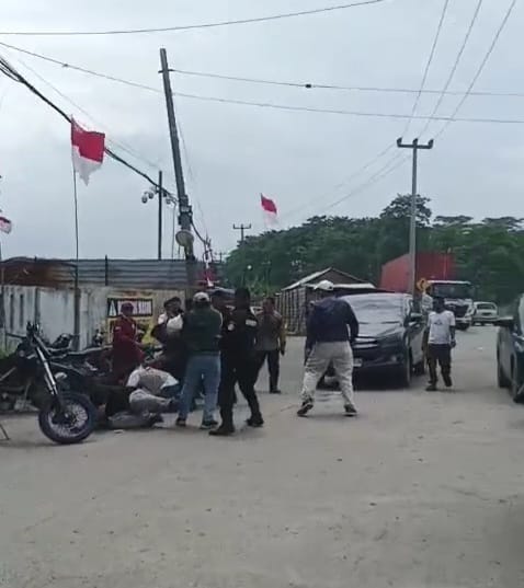 Pengeroyokan terhadap wartawan saat Liputan PT GRS. (Foto/Istimewa)