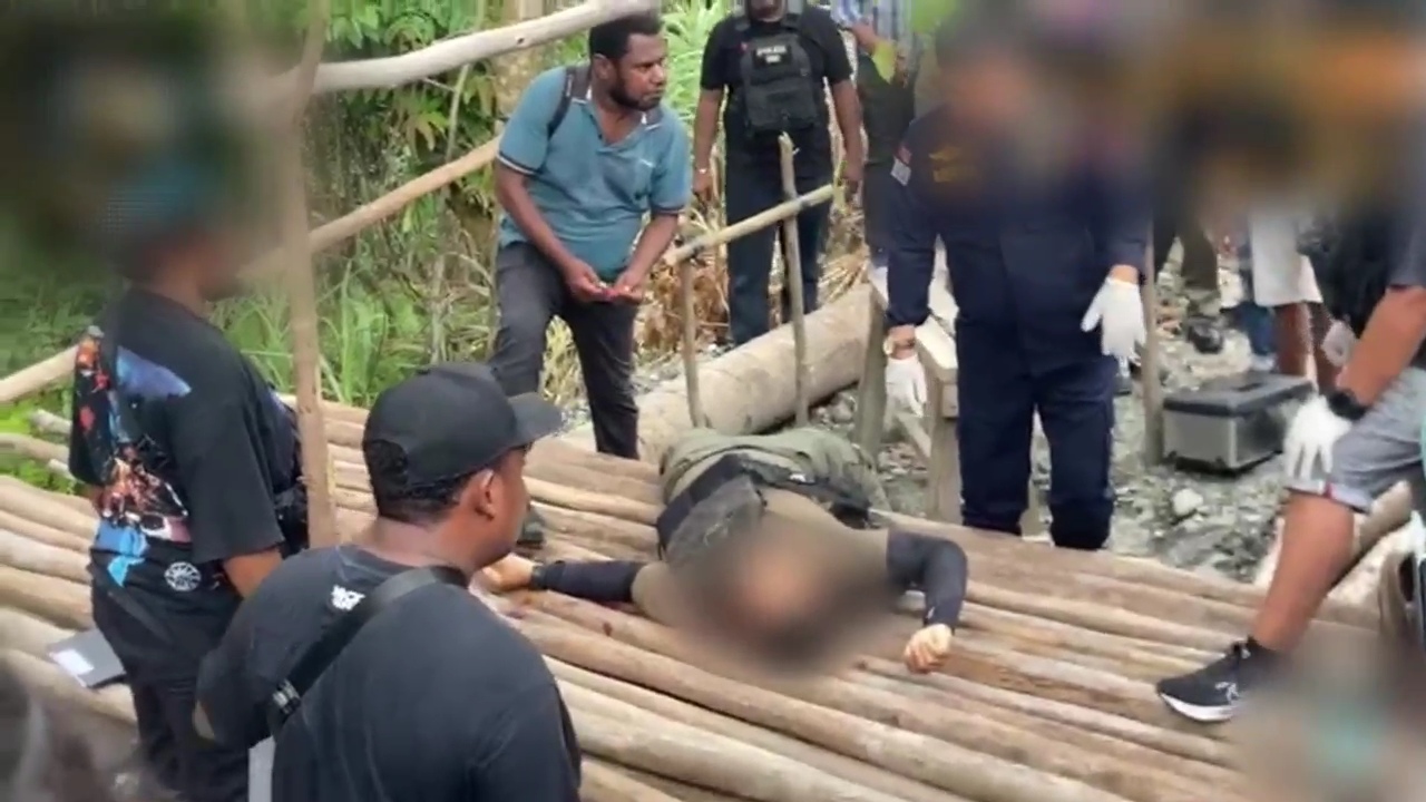 Polisi mengevakuasi anggota polri yang tewas ditembak di Nabire Papua Tengah. (BeritaNasional/dok Polri)