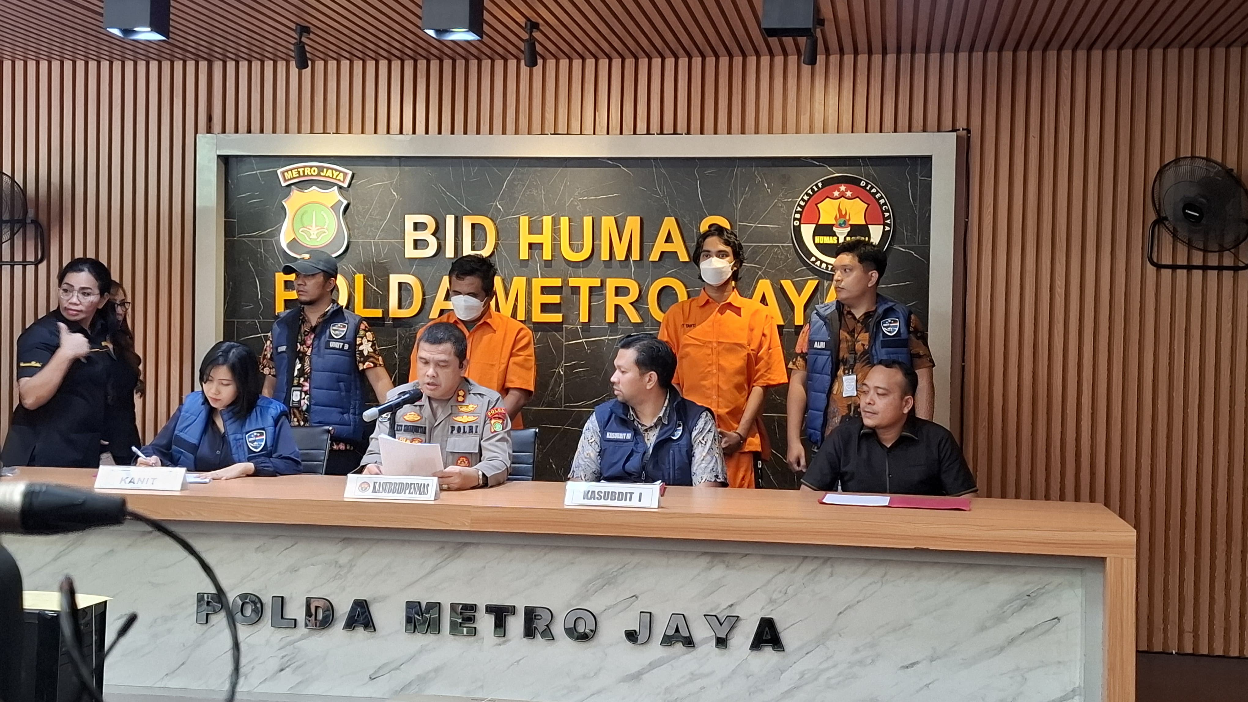 Polda Metro Jaya merilis kasus pembajakan siaran parabola. (BeritaNasional/Bachtiarudin Alam)