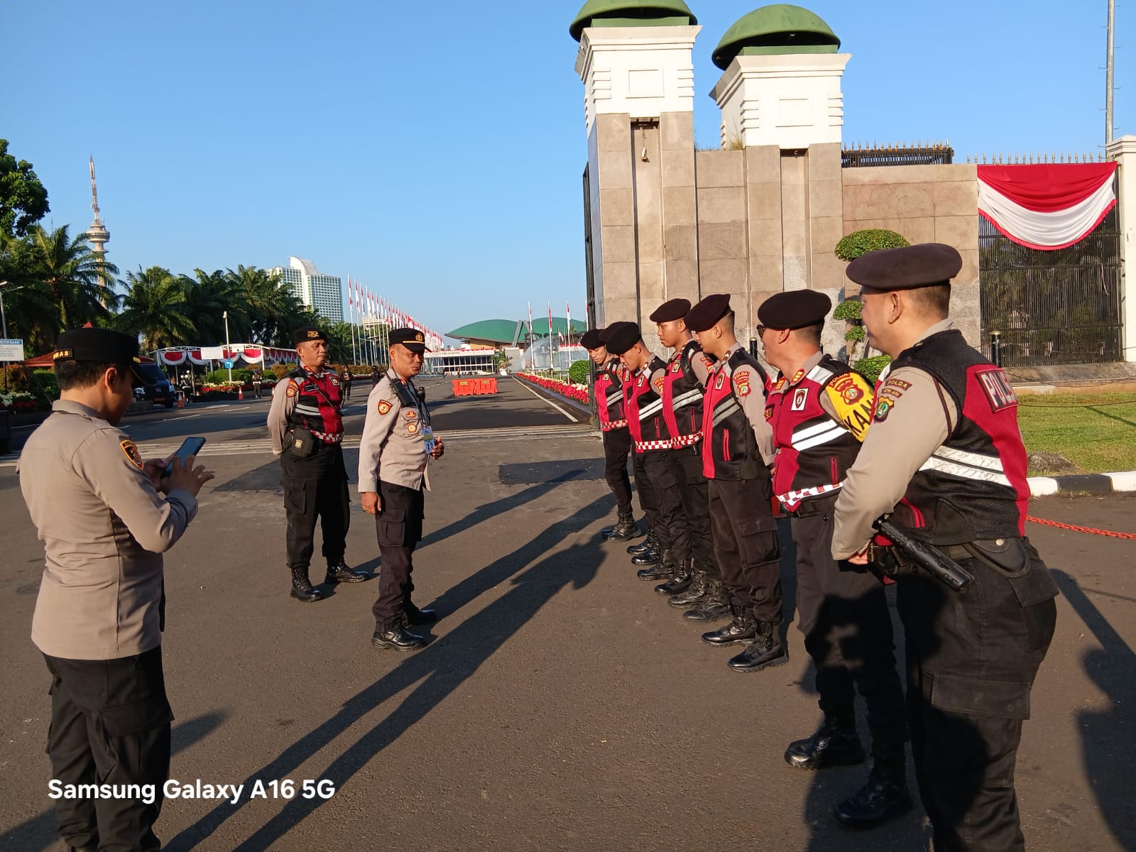 Sejumlah personel kepolisian bersiap mengamankan Sidang Tahunan MPR. (BeritaNasional/Bachtiarudin Alam)
