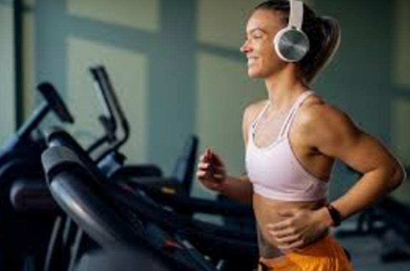 Olahraga pakai treadmill (Foto/Freepik)