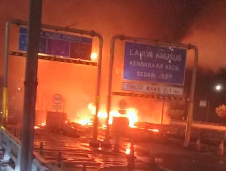 7 Gerbang Tol Cawang-Tomang-Pluit Dibakar Massa. (Foto/Jasa Marga)
