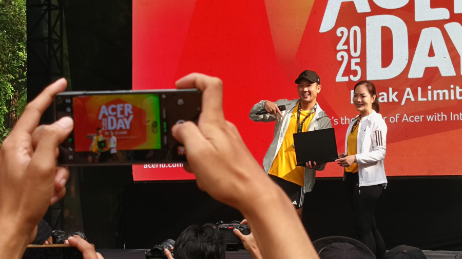 Acer Day 2025: Kampanye Teknologi dan Gaya Hidup Aktif Serentak di Asia Pasifik Denny Sumargo, Acer Ambassador Indonesia dan Leny Ng, President Director, Acer Indonesia. (BeritaNasional/Iman)