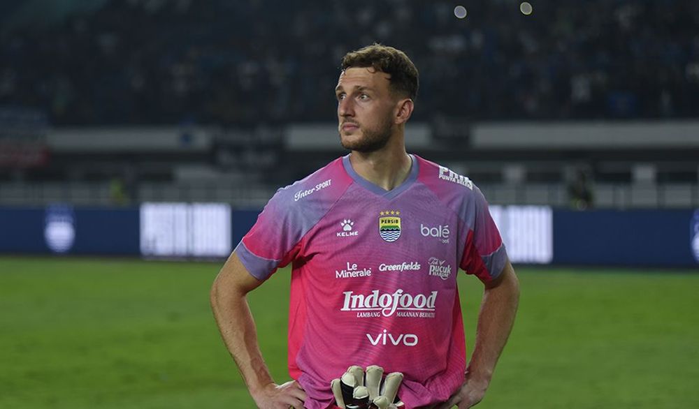 Kiper Persib Bandung Adam Przybek. (Foto/persib.co.id)