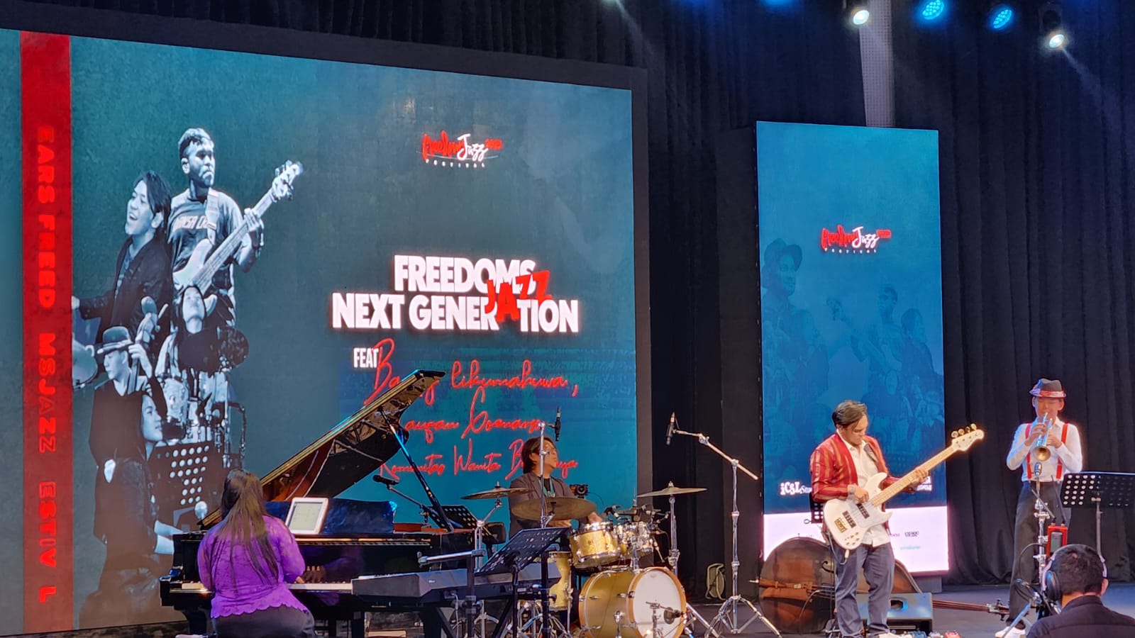 Aksi Barry Likumahuwa-Taufan Gunarso Feat Musisi Muda di Freedoms Jazz. (BeritaNasional/Bachtiarudin Alam)