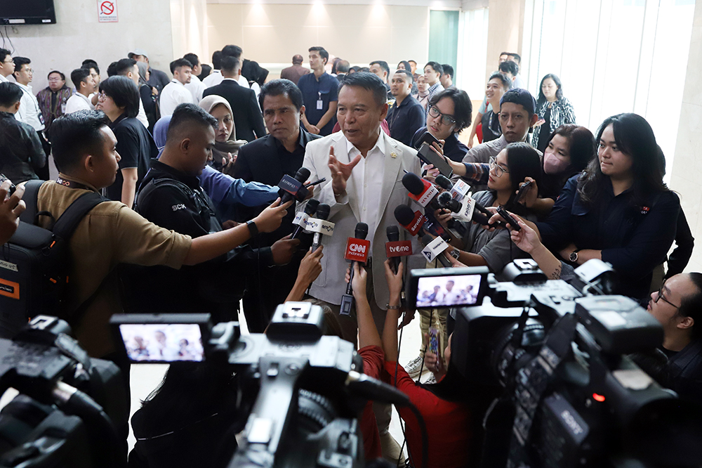 Anggota DPR TB Hasanuddin memberikan penjelasan kepada media. (BeritaNasional/elvis)