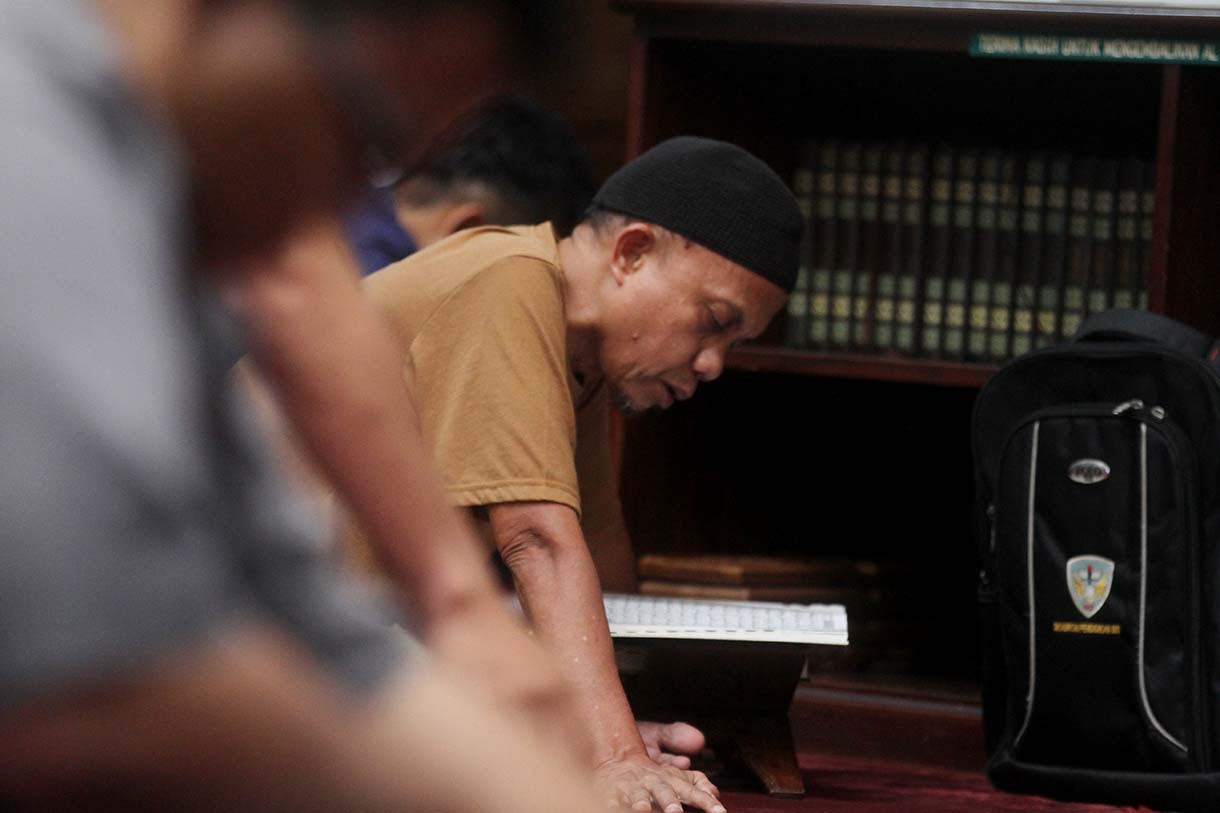 Umat Islam membaca Al Quran seusai menunaikan ibadah shalat zuhur di Masjid Cut Meutia, Jakarta, Selasa (11/3/2025) (Beritanasional.com/Oke Atmaja)