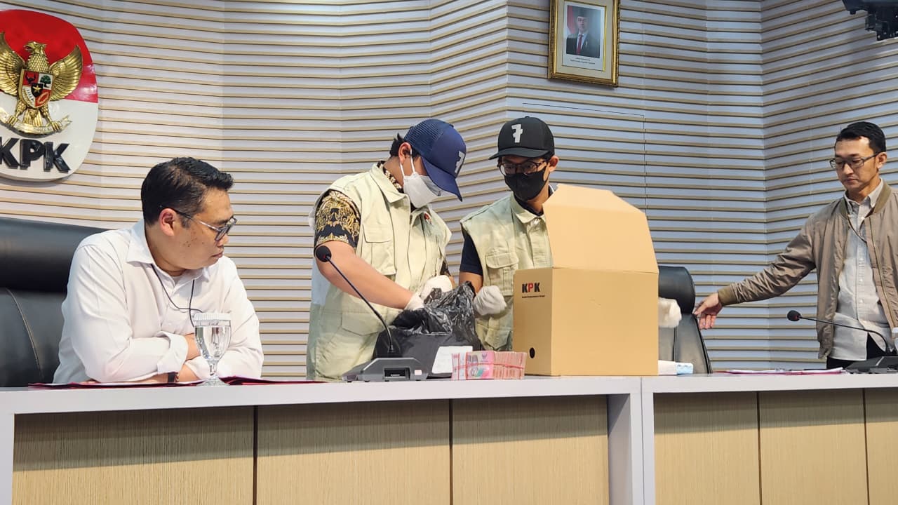 Plt Deputi Penindakan dan Eksekusi KPK Asep Guntur Rahayu (kiri) saat pengungkapan kasus korupsi pembangunan RSUD Koltim. (BeritaNasional/Panji Septo)