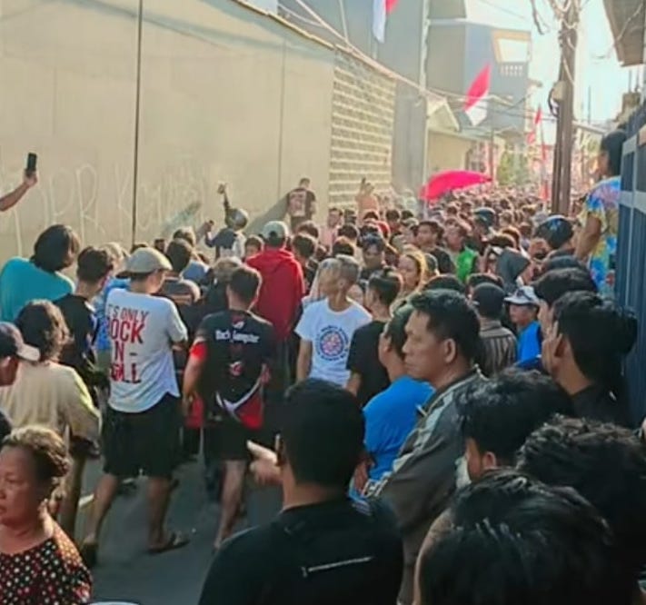 Suasana massa yang berkerumun di sekitar rumah politikus NasDem Ahmad Sahroni. (Foto/Istimewa)