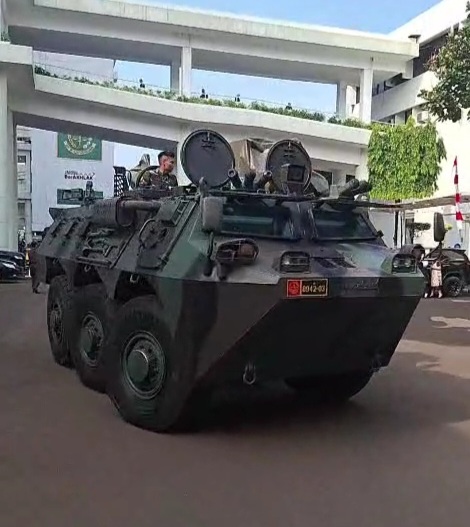 Bagian dari Pengamanan, Kejagung Jelaskan Alasan Tempatkan Mobil Anoa TNI Kendaraan taktis Anoa milik TNI AD diparkir di halaman Kejagung. (BeritaNasional/Bachtiarudin)