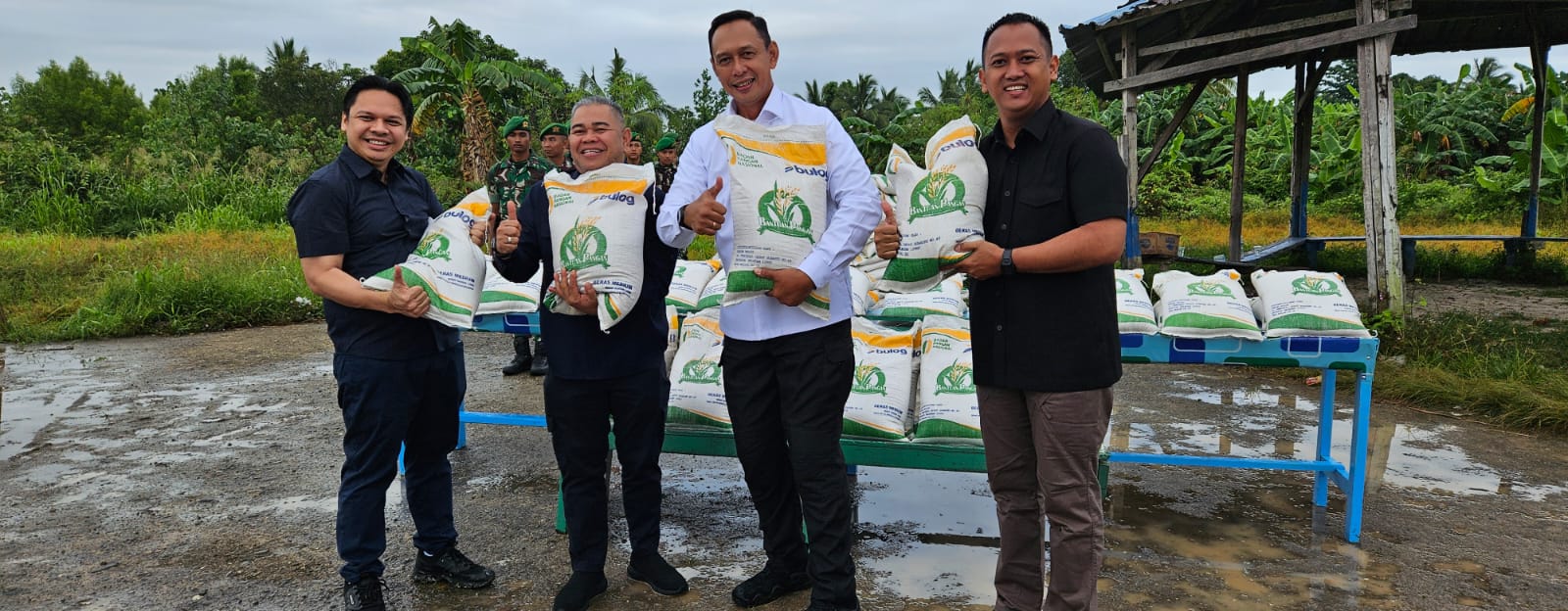 Bantuan Pangan di Kampung Wogikel dan Wanam, Diserahkan Langsung oleh Menteri Kabinet Merah Putih Bantuan Pangan di Kampung Wogikel dan Wanam, Diserahkan Langsung oleh Menteri Kabinet Merah Putih. (Foto/istimewa)