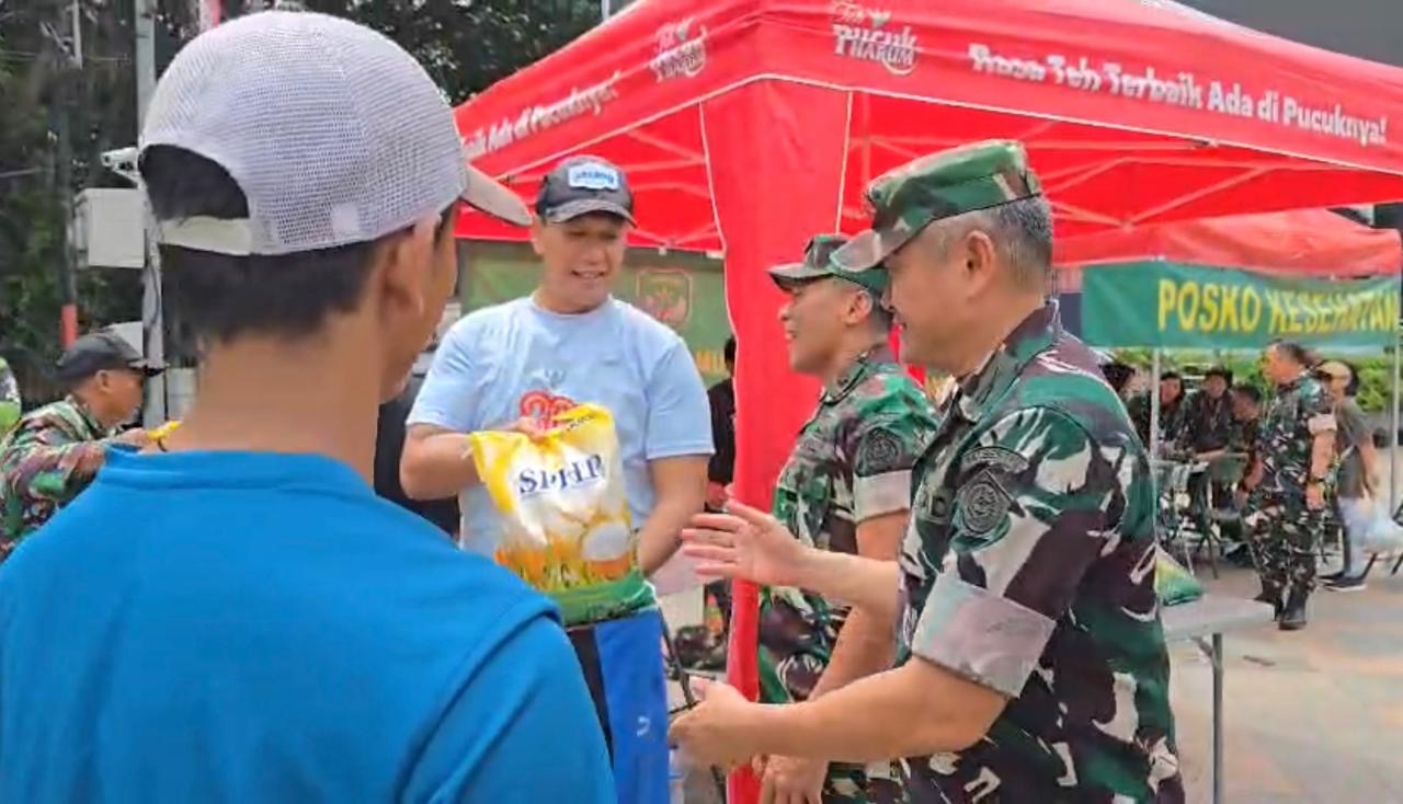 Bulog dan TNI bagikan beras di Bundaran HI. (Foto/Bulog)