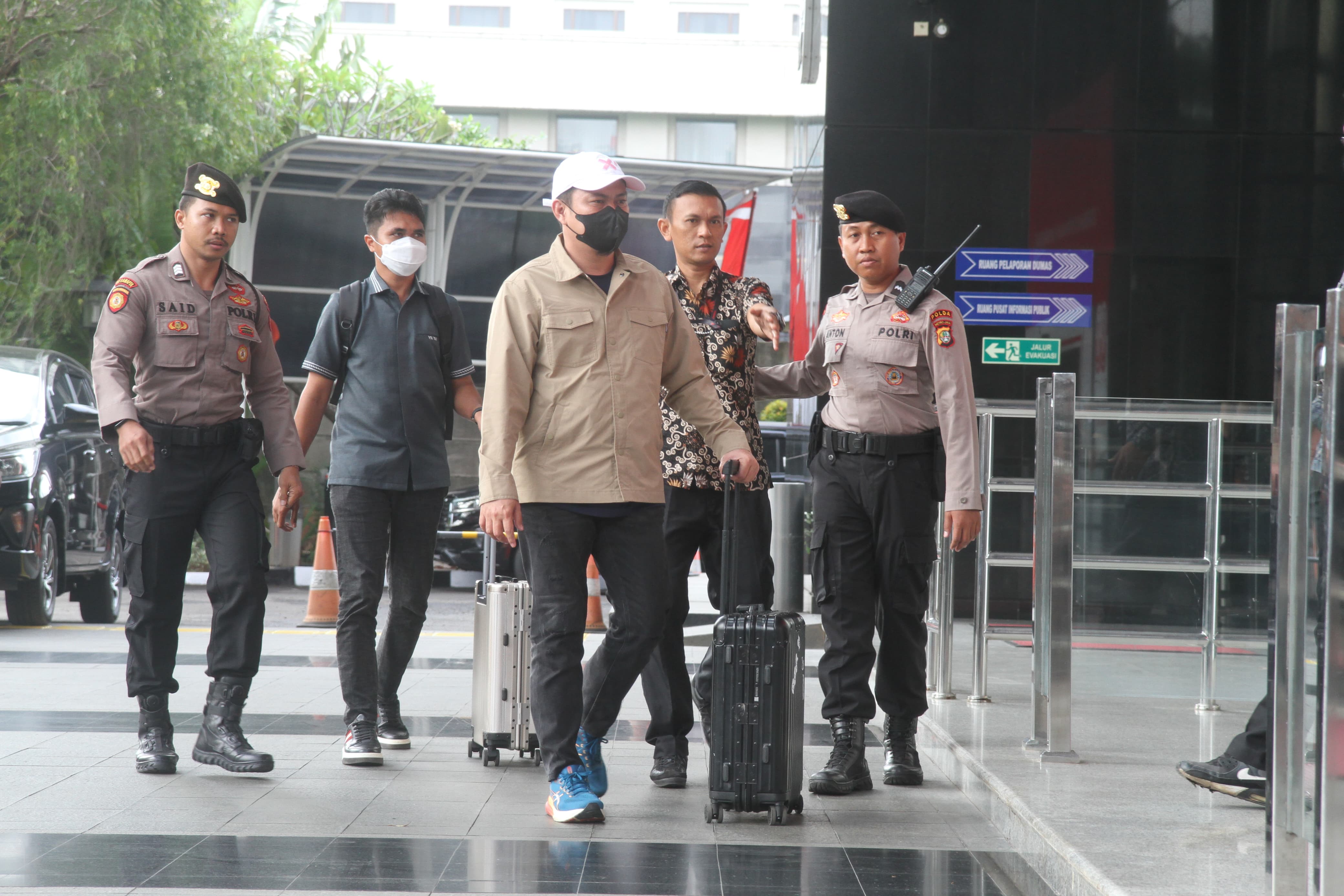Bupati Kolaka Timur, Abdul Azis saat tiba di gedung Merah Putih KPK. (BeritaNasional/Oke Atmaja)