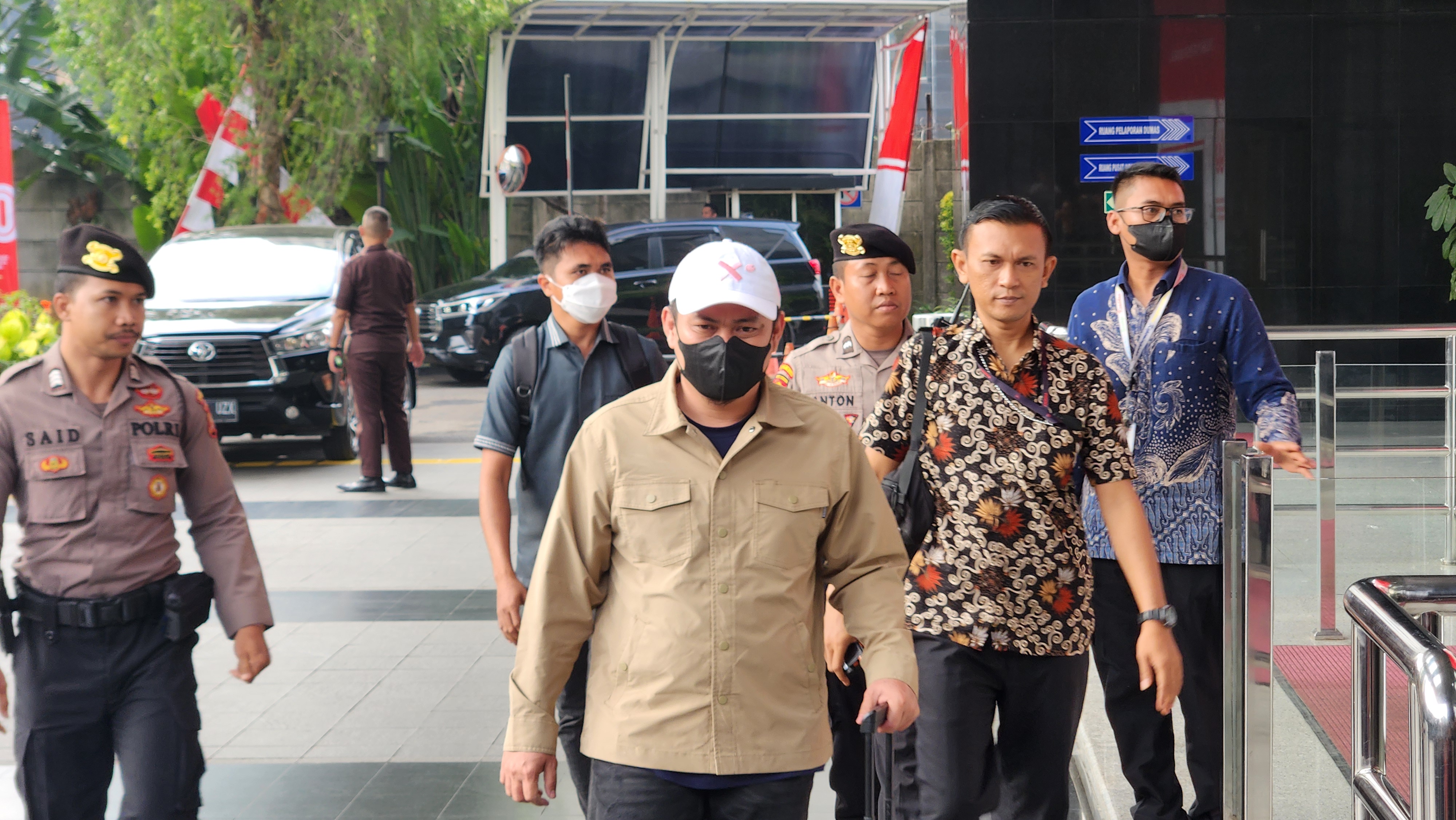 Bupati Kolaka Timur Abdul Azis tiba di Gedung Merah Putih Komisi Pemberantasan Korupsi (KPK). (BeritaNasional/Panji)