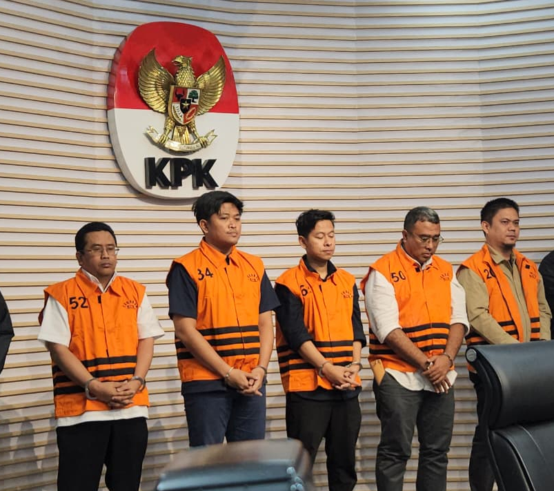 Bupati Koltim Abdul Azis (kanan) saat rilis KPK soal kasus korupsi pembangunan RSUD Koltim. (BeritaNasional/Panji Septo)