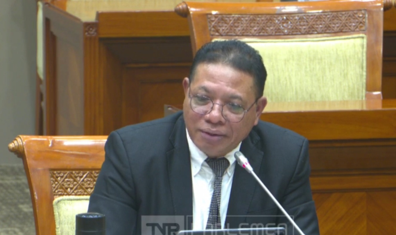 Calon hakim MK Inosentius Samsul jalani seleksi di DPR. (BeritaNasional/tangkapan layar)