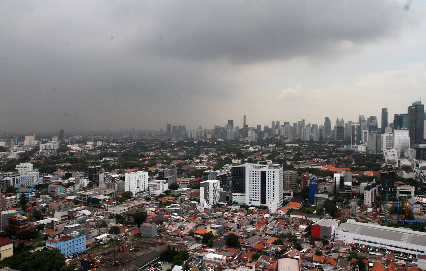 Situasi Jakarta berawan dan mendung. (BeritaNasional/Oke Atmaja)