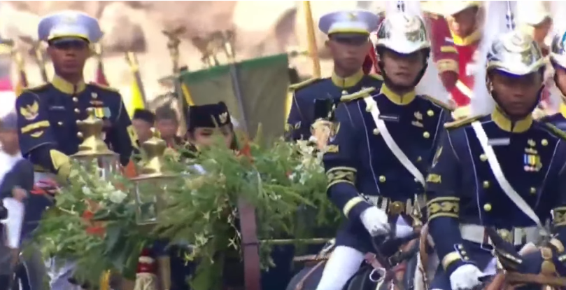 Bendera Merah Putih dibawa ke Istana dengan Kereta Kencana Prabayaksa. (Foto/tangkapan layar)