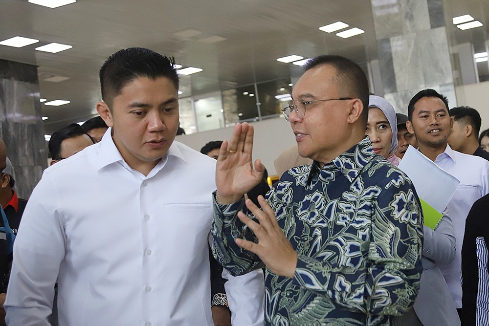 Wakil Ketua DPR Sufmi Dasco Ahmad bersama Sekretaris Kabinet Teddy Indra Wijaya di gedung DPR. (BeritaNasional/Elvis)