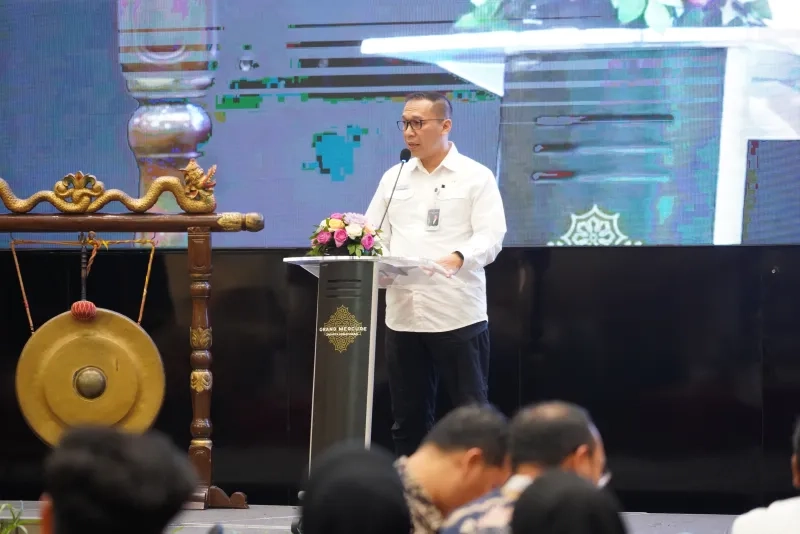 Sekretaris Direktorat Jenderal Imigrasi Sandi Andaryadi sematkan bodycam di tubuh petugas imigrasi. (BeritaNasional/dok imigrasi)