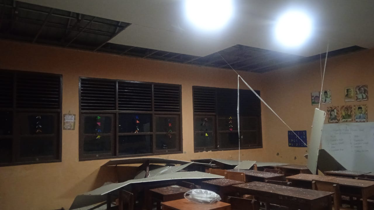 Bangunan rusak akibat gempa Bekasi kemarin malam di Karawang Jabar. (BeritaNasional/BNPB)