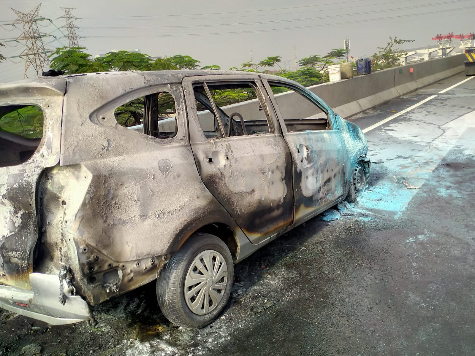 Mobil Daihatsu Sigra terbakar diduga korsleting listrik. (BeritaNasional/Bachtiarudin)