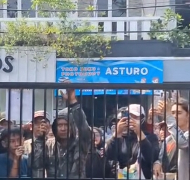 Siswa dan alumni geruduk SMP di Bekasi Barat. (BeritaNasional/tangkapan layar)