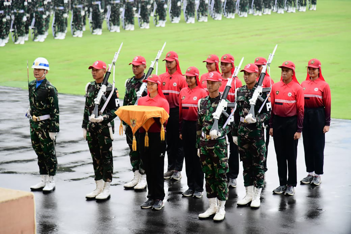 Calon Paskibraka bersiap dalam barisan saat mengikuti gladi kotor pelaksanaan Upacara Pengibaran Bendera Merah Putih dalam rangka memperingati HUT Ke-80 Republik Indonesia di halaman Istana Merdeka, Jakarta, Selasa (12/8/2025).  (Beritanasional.com/ Biro Pers)