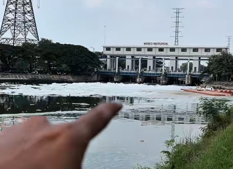 Limpahan busa di BKT Jakarta Timur. (BeritaNasional/dok pribadi)