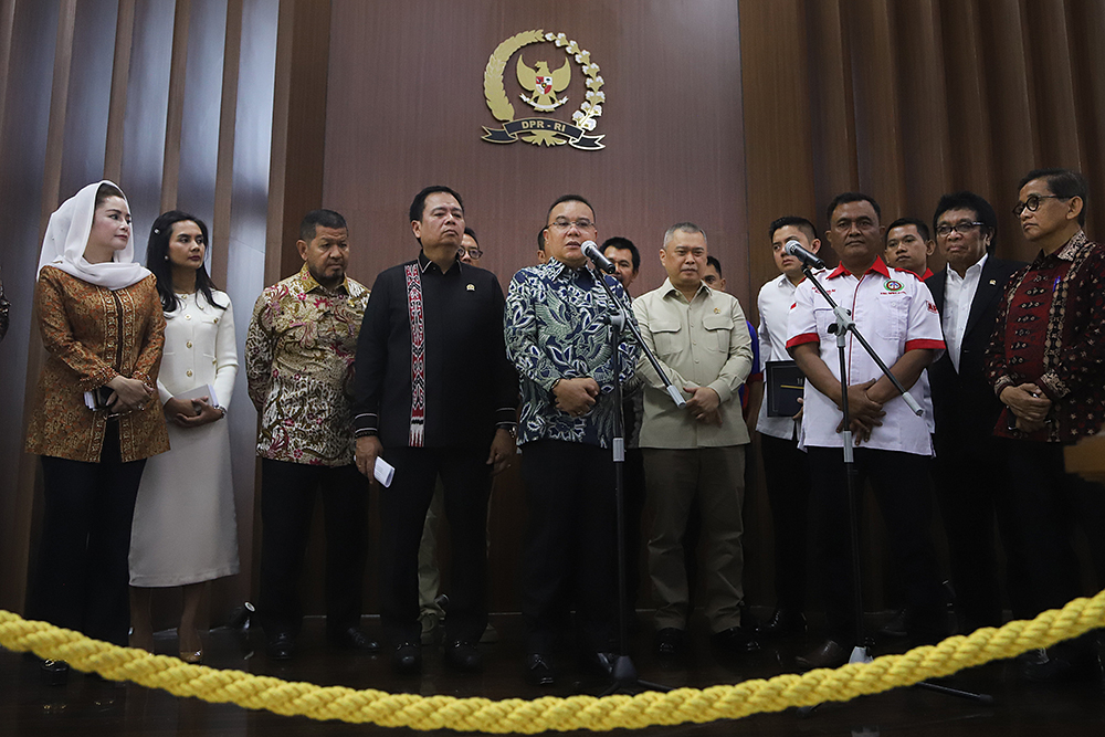 Wakil Ketua DPR RI, Sufmi Dasco Ahmadv bersama Pemerintah dan Asosiasi Pengemudi Logistik memberikan keterangan kepada wartawan terkait pembetukan tim Zero Over Dimension Over Loading (ODOL) pada 2027. (BeritaNasional/Elvis Sendouw)
