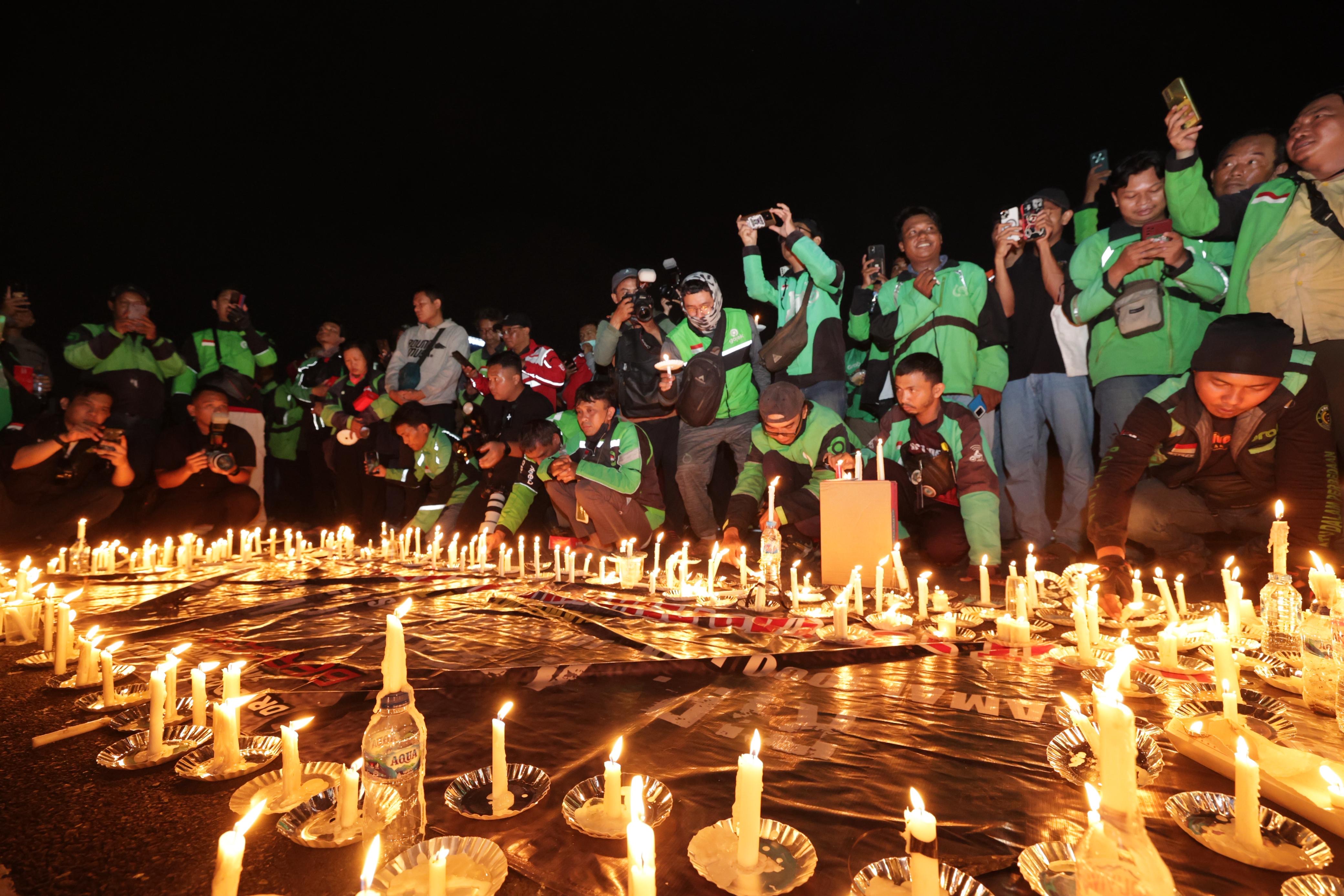 Duka untuk Affan, Ojol Jawa Timur Kompak Gelar Doa Bersama di Markas Polda Jatim. (Foto/istimewa)