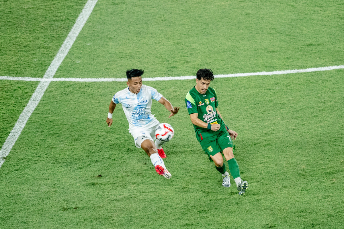 Eduardo Perez Ungkap Biang Kerok Kekalahan Persebaya Kontra PSIM Francisco Rivera (kanan) mencoba melewati penjagaan pemain PSIM Yogyakarta. (Foto/Dok Persebaya)