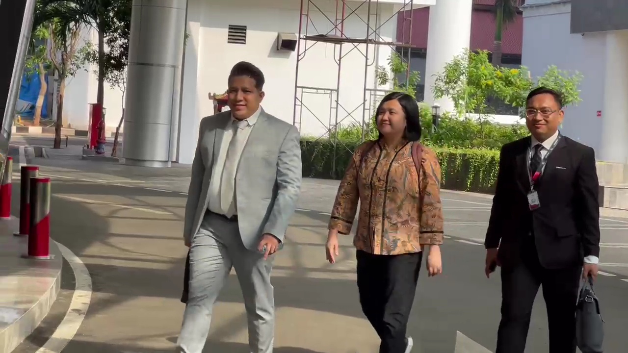 Fiona Handayani (tengah) bersama pengacaranya. (BeritaNasional/Bachtiarudin Alam)