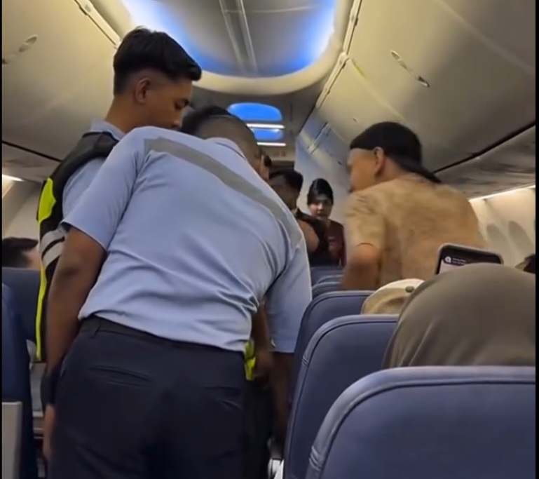 Detik-detik penumpang H diturunkan dari pesawat Lion Air setelah membuat gaduh tentang bom. (BeritaNasional/tangkapan layar)
