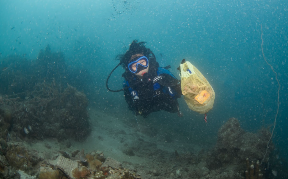 Garmin Indonesia bersihkan laut di Kepulauan Seribu, angkat 56 Kg sampah. (Foto/doc. Garmin)