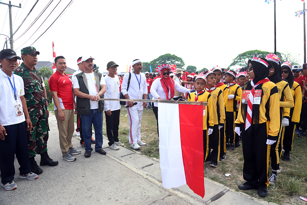 4000 orang antusias mengikuti gerak jalan sehat yang diselenggarakan Desa Pahlawan Setia, Kabupaten Bekasi, Jawa Barat. (BeritaNasional/Elvis Sendouw)