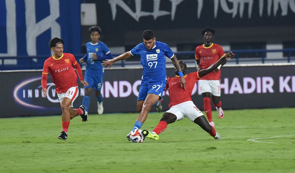 Gelandang Persib Berguinho Da Silva dikawal pemain Manila Digger. (Foto/persib.co.id)