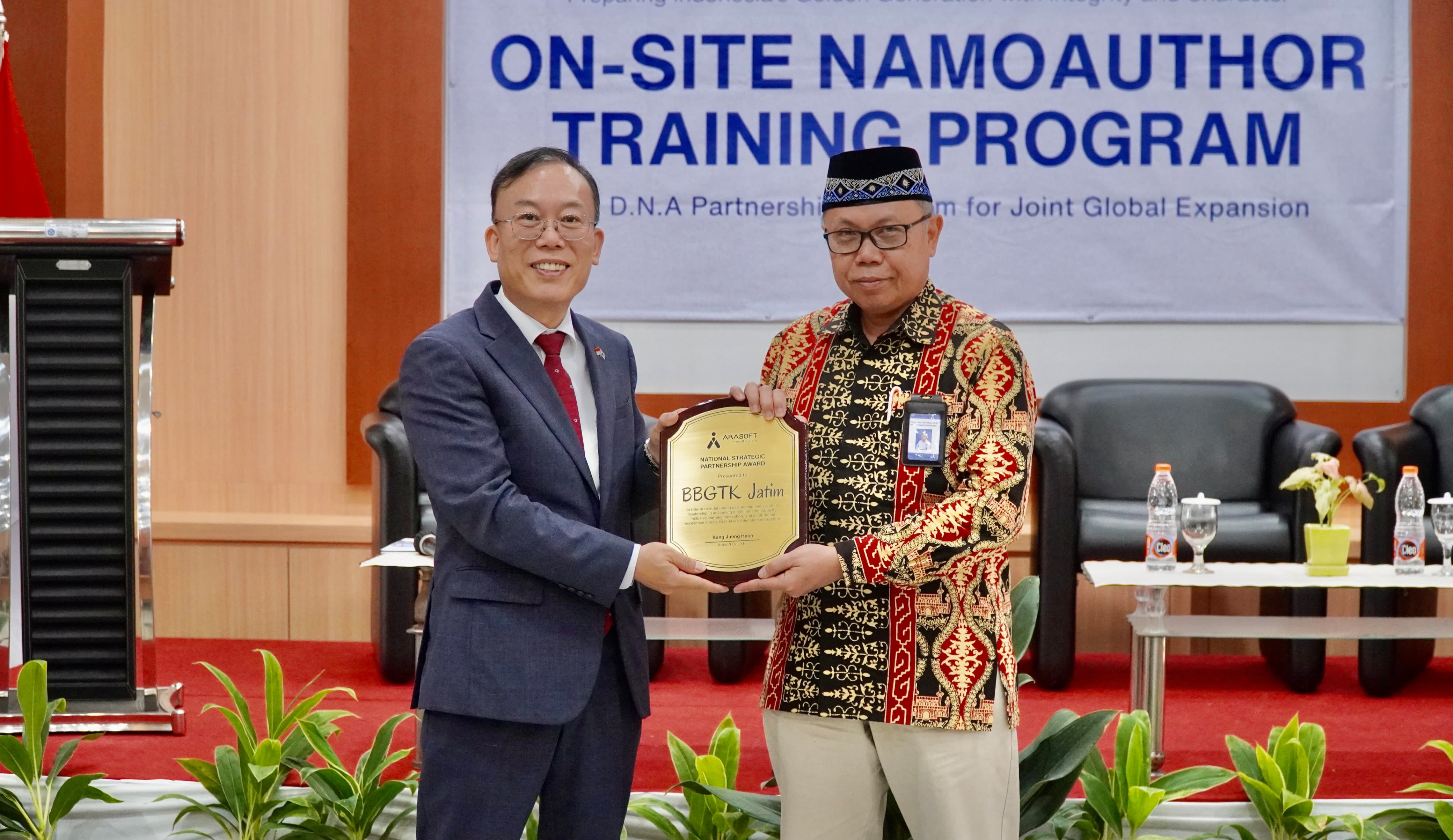 Gelar Pelatihan Bersama Arasoft, BBGTK Perkuat Kompetensi Guru di Era Pendidikan Digital Pelatihan bertajuk On Site Namo Author. Ketua BBGTK Jatim Abu Khaer bersama Perwakilan Arasoft Kang Juong Hyon (BeritaNasional/istimewa)