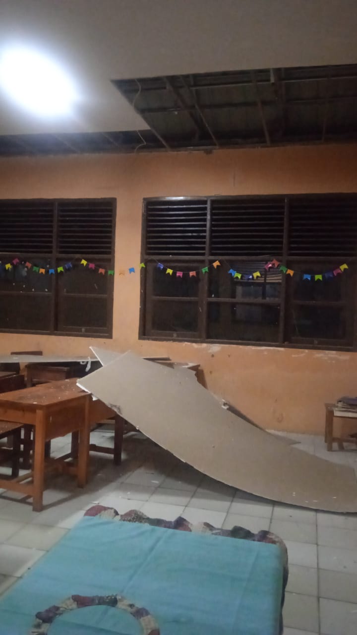 Atap sekolah rontok setelah gempa  Bekasi mengguncang. (BeritaNasional/BNPB)