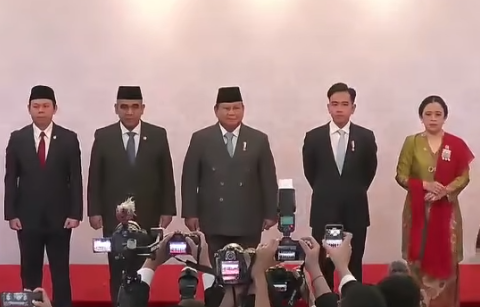Wapres Gibran Rakabuming Raka (dua dari kanan) berfoto bersama Presiden Prabowo Subianto serta ketua DPR, MPR, dan DPR. (Foto/YouTube)