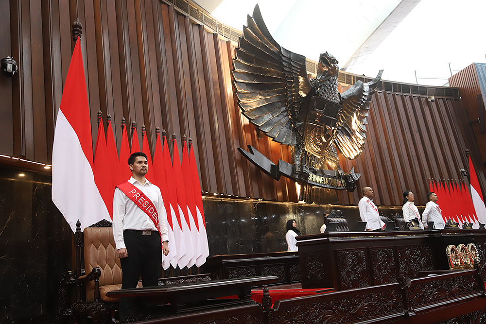 Tim peraga melakukan gladi bersih persiapan Sidang Tahunan MPR 2025. (BeritaNasional/Elvis Sendouw)