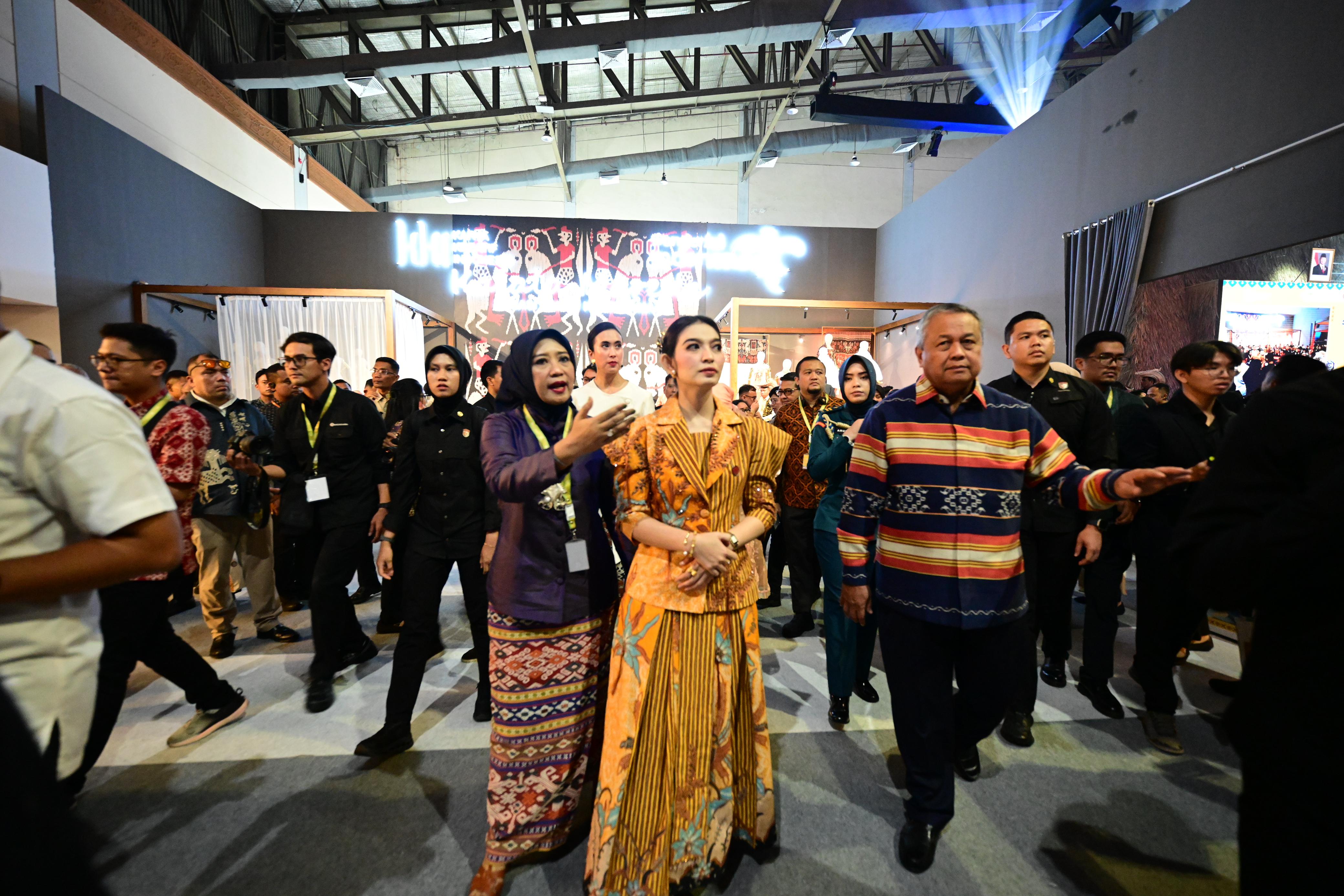 Ibu Selvi Gibran Rakabuming saat menghadiri pembukaan Karya Kreatif Indonesia (KKI) 2025 di Hall B Jakarta Convention Center (JCC), Jakarta. (BeritaNasional/Elvis Sendouw/HO Setwapres)