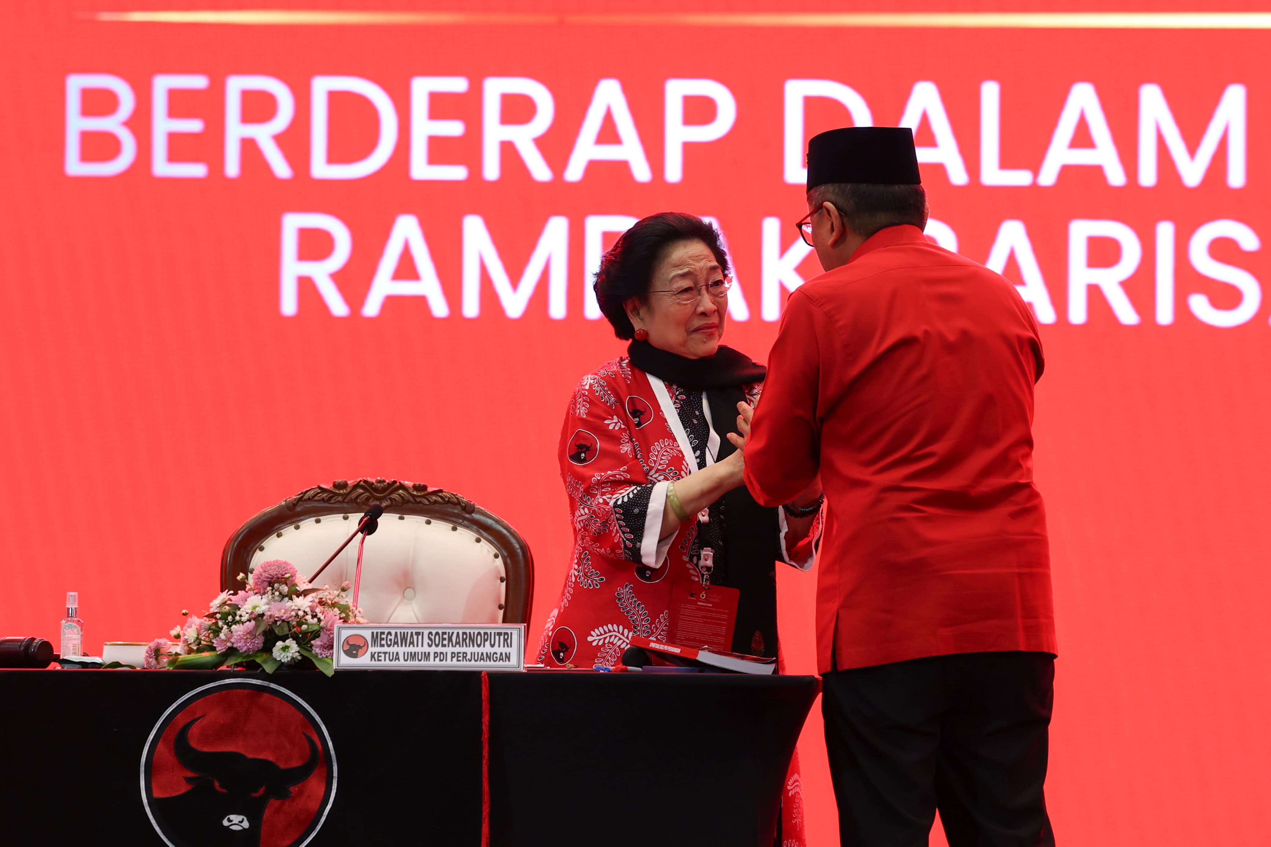 Ketum PDIP Megawati Soekarnoputri bersalaman dengan Hasto Kristiyanto. (Foto/Dok PDIP)