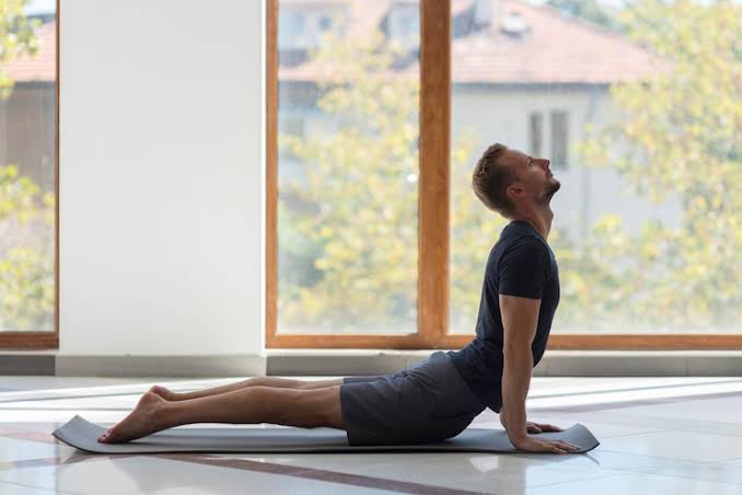 Yoga salah satu olahraga yang bisa dilakukan di rumah. (BeritaNasional/Freepik)