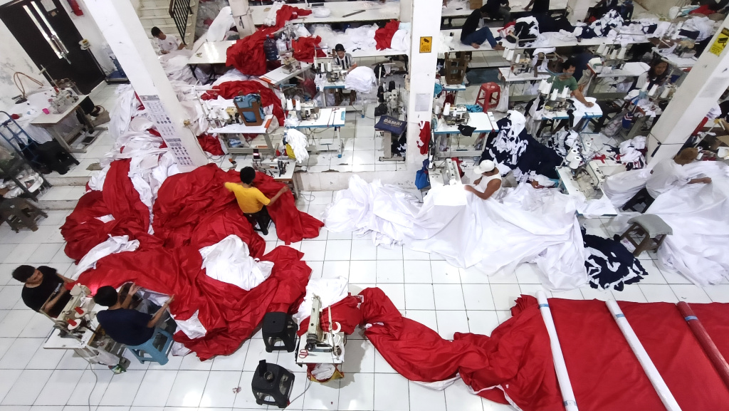 Aktivitas penjahit menyelesaikan pembuatan bendera merah putih sepanjang 2 kilometer di Industri Konveksi Rumahan Sinergi Adv Nusantara, Jagakarsa, Jakarta Selatan, Selasa (5/8/2025).  (Beritanasional.com/Oke Atmaja)