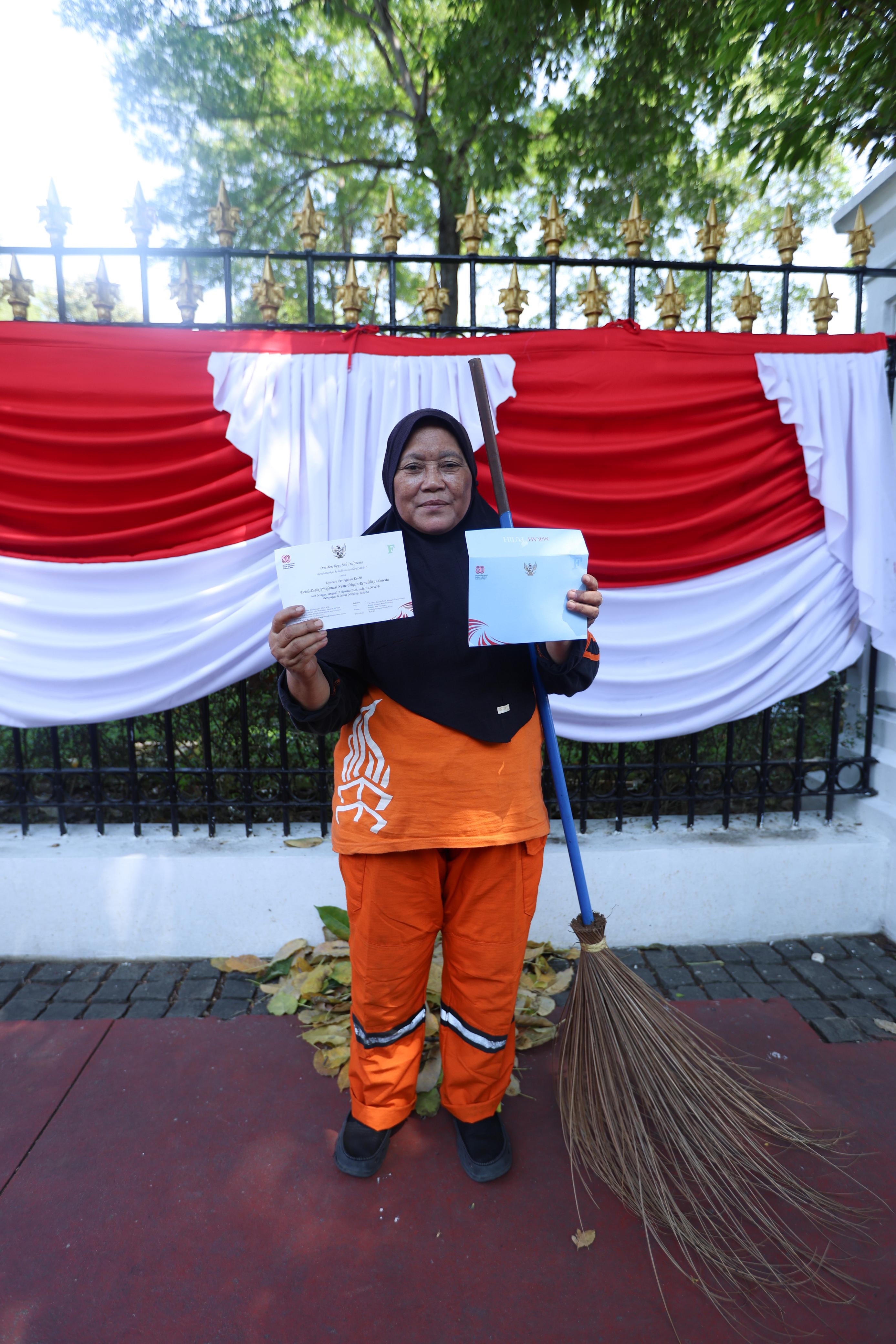 Salah seorang petugas PPSU mendapat undangan upacara kemerdekaan di Istana Negara. (Foto/BPMI)